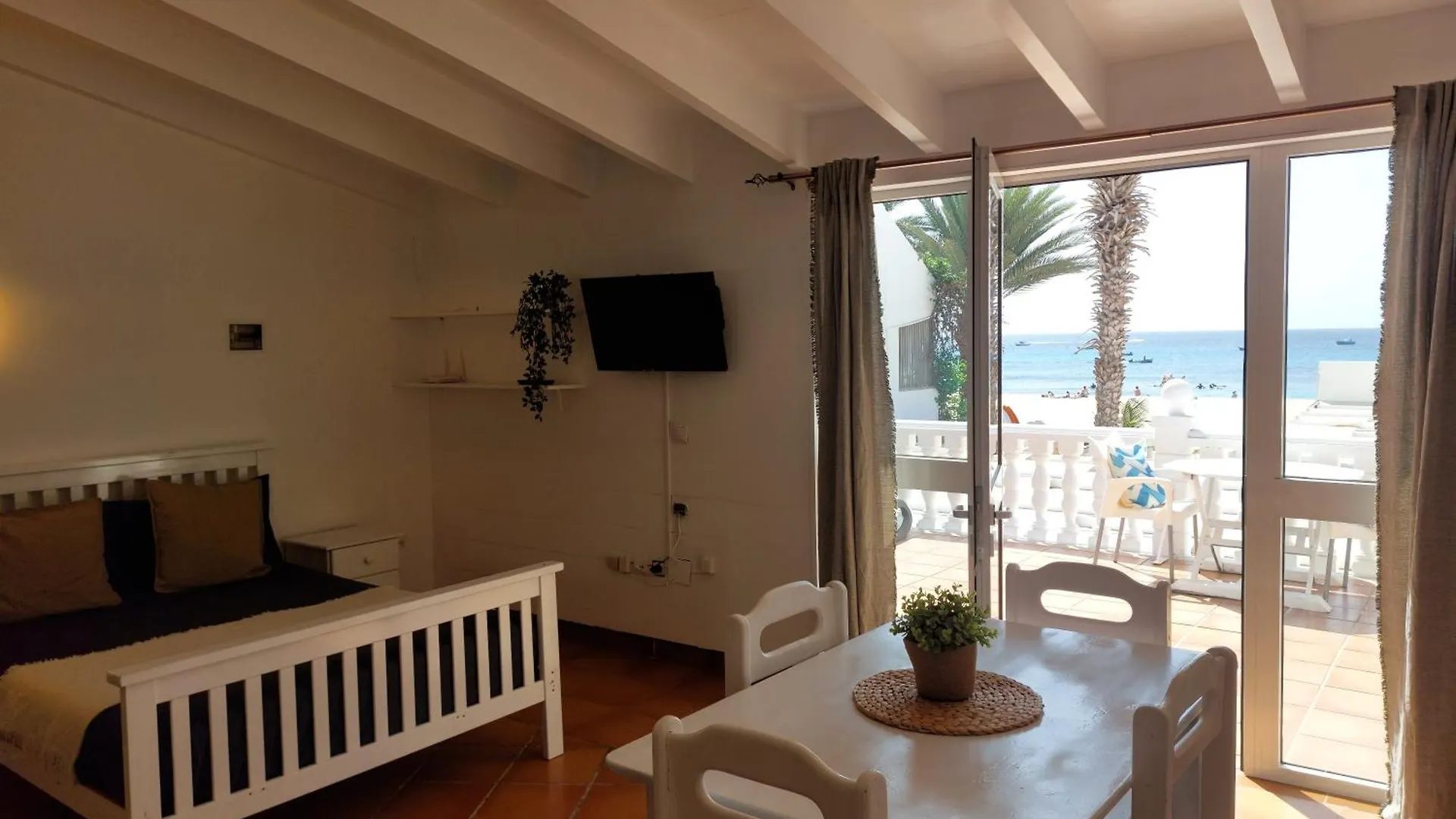 Vista Mar - Seafront Holiday Apartments Santa Maria