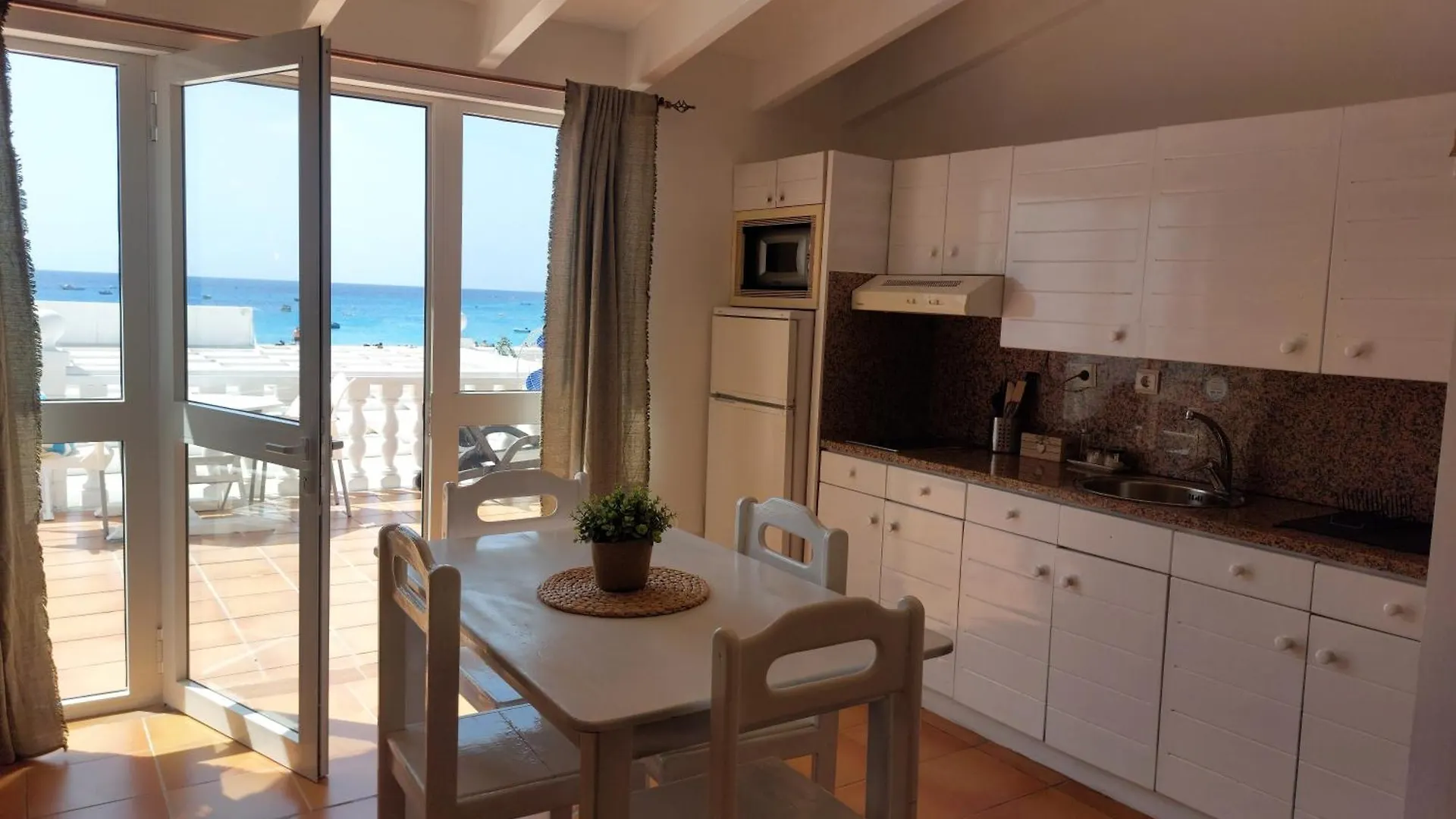 Vista Mar - Seafront Holiday Apartments Santa Maria